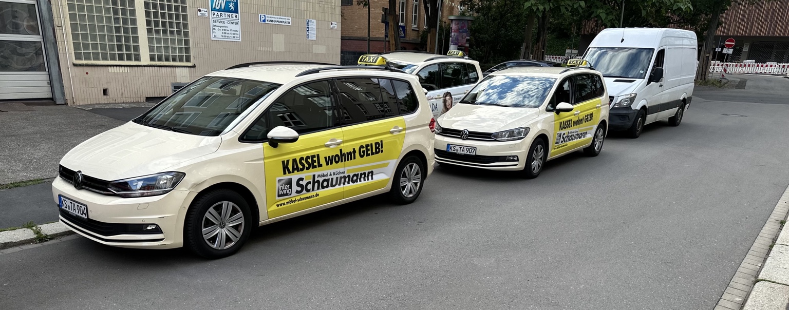 Mehrere Taxis und Transporter